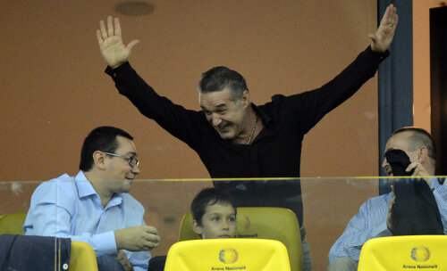 Ponta a stat în apropierea lui Becali la meciurile Stelei pe care le-a văzut din tribunele Arenei Naţionale // Foto: Bogdan Bălaş