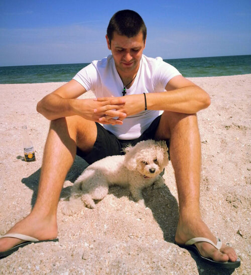 Rusescu și-a luat cu el și cățelușul, cu care se joacă pe plajele din Baleare // Foto: Facebook