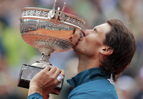 Rafael Nadal sărută trofeul atît de drag lui, Cupa Muschetarilor de la Roland Garros // Foto: Reuters