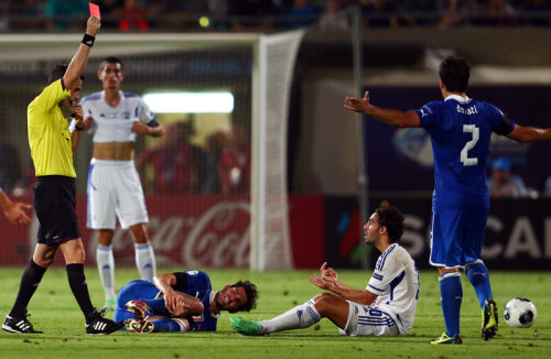 Haţegan (stînga) îl elimină pe israelianul Golasa // Foto: Guliver/GettyImages