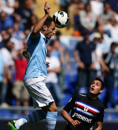 Ştefan Radu (stînga), privit cu admiraţie de Rodriguez (Sampdoria) // Foto: Guliver/GettyImages