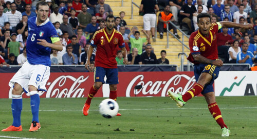 Thiago (dreapta) readuce Spania în avantaj. Era 2-1 în finală. S-a terminat 4-2 // Foto: Reuters