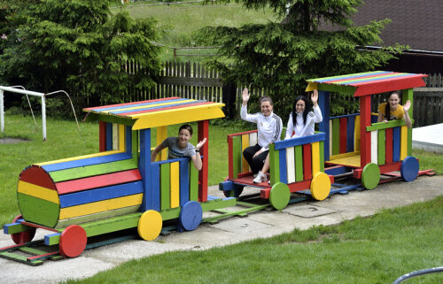 Ana Maria Brînză, Amalia Tătăran, Maria Udrea și Simona Pop (de la stînga la dreapta) au pozat înainte de plecarea spre Europene într-un trenuleț colorat optimist // Foto: Raed Krishan