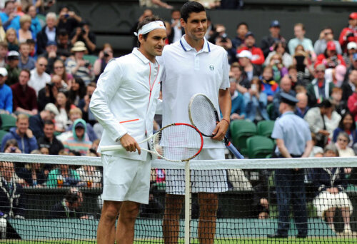Roger Federer şi Victor Hănescu pozînd înainte de începerea meciului // Foto: Florian Eisele / AELTC