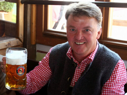 Louis van Gaal, relaxat, salutînd prietenii la o halbă de bere // Foto: Reuters