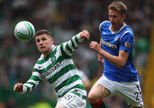 Dorin Goian (dreapta), într-un duel cu Hooper la Old Firm: Celtic - Rangers // Foto: Guliver/GettyImages