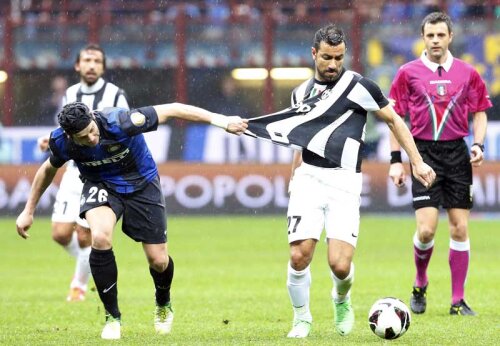 Venit la Inter în 2007, Chivu (stînga) cîștigă acum 2,5 milioane de euro pe sezon // Foto: Guliver/GettyImages