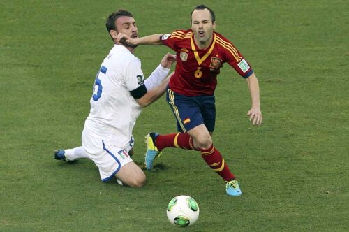 Iniesta (dreapta) a mai investit 350.000 de euro în 2011 la clubul castilian // Foto: Reuters