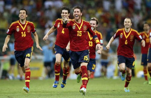 Campionii mondiali și europeni, în frunte cu Sergio Ramos, aleargă fericiți după ce au cîștigat loteria penaltyurilor cu Italia în semifinala // Foto: Reuters