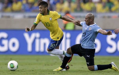Neymar (stînga) îl driblează pe uruguayanul Arevalo // Foto: Reuters