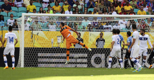 Muslera a fost coautor la primul gol al lui Astori, la singura fază la care s-a folosit tehnologia video // Foto: Reuters