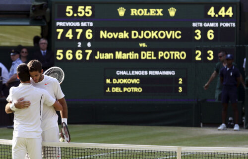 Novak Djokovici şi Juan Martín Del Potro, îmbrăţişaţi la fileu // Foto: Reuters