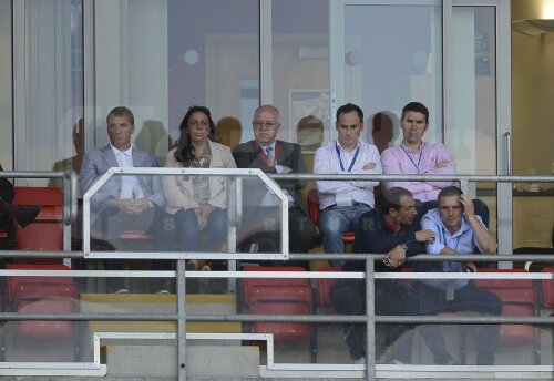 Brendan Rodgers (stînga) în tribunele arenei din Leigh Foto: Alex Nicodim