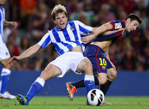 Nici Messi (dreapta) nu are viaţă uşoară cu acest Illaramendi // Foto: Guliver/GettyImages