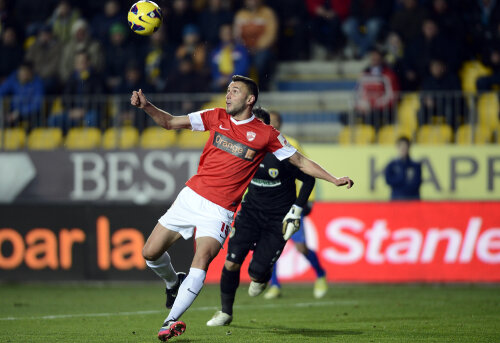 Plecarea lui Axente o face pe Dinamo să rămînă numai cu Joel Thomas, Ionel Dănciulescu şi Pape Abdoulaye în atac