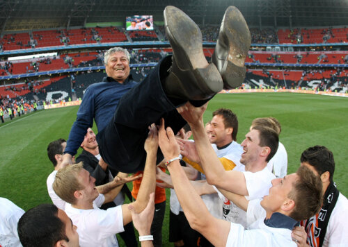 Lucescu e purtat pe braţe de fericiţii săi jucători de la Şahtior // Foto: MediafaxFoto/AFP