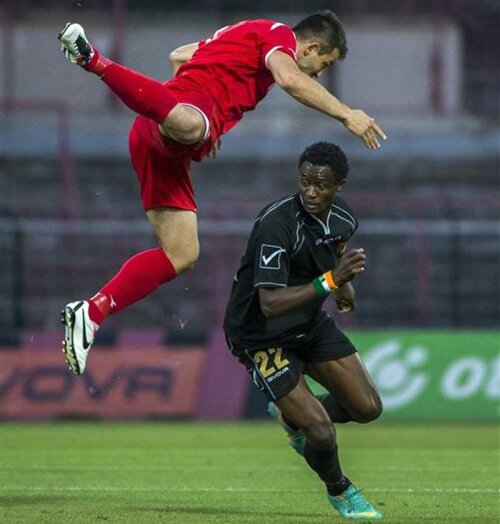 Ivorianul Diaby (dreapta) a marcat al doilea gol al lui Honved cu Celik