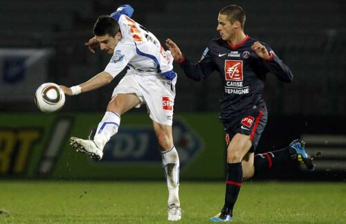 Daniel Niculae, stînga, irezistibil la Auxerre, într-un meci cu PSG