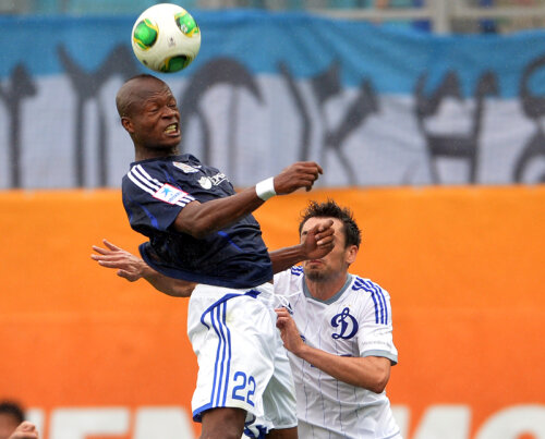 Congolezul Mukendi (stînga, în duel cu Lomici) a marcat pentru 0-2 în minutul 3 // Foto: Guliver/GettyImages