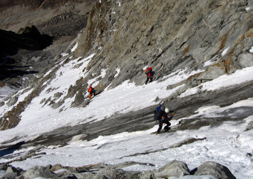 Alpiniştii români la începutul ascensiunii de sîmbătă, spre Tabăra 2 de la 6.000 m