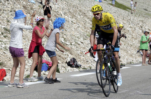 Chris Froome, pedalînd singur pe Mont Ventoux şi încurajat de spectatori // Foto: Reuters
