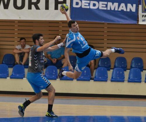 Marius Sadoveac (la minge) într-un duel cu Ionuţ Georgescu, sau disputa dintre campioana HCM Constanţa şi vicecampioana Ştiinţa Bacău Foto: Bogdan Bălaş