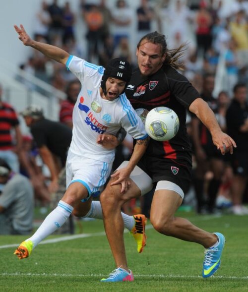 Valbuena (stînga), fotbalistul cu cască de rugbyst, rezistă în duelul cu flankerul Gunther, 1,90 m, 106 kg MediafaxFoto/AFP