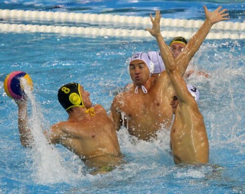 Alex Matei şi Tiberiu Negrean (căşti albe) au marcat fiecare cîte un gol în faţa Kazahstanului