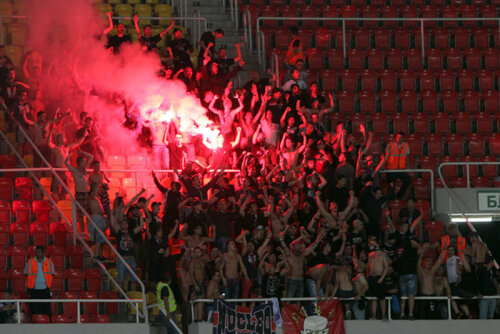 Torţele aprinse de suporteri o vor costa o amendă pe Steaua.