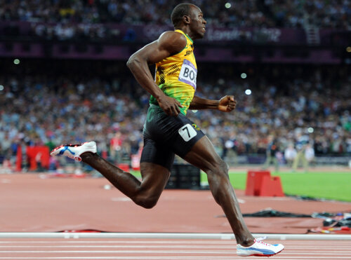 Usain Bolt deţine recordul mondial atît la 100 m, cît şi la 200 m