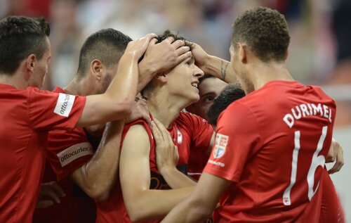 Rotariu, felicitat de colegi după gol.