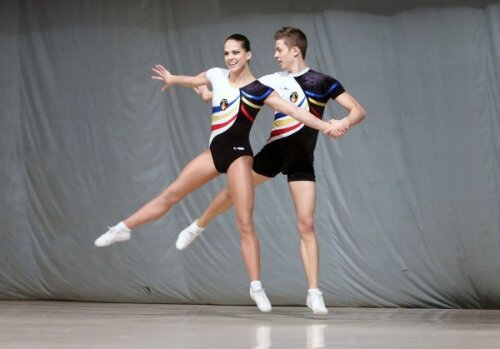 Bianca Becze şi Marius Petruşe, în timpul unui concurs disputat în ţară Foto: Marius Ionescu
