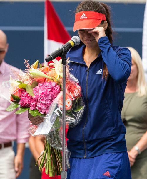 Sorana Cîrstea în timpul discursului emoţionat pe care l-a rostit ieri la festivitatea de premiere // Foto: AFP-Mediafax