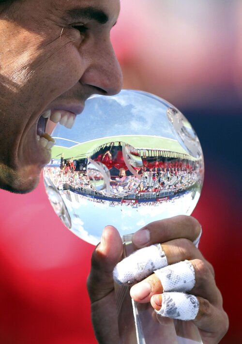 Rafael Nadal muşcînd din trofeul de cristal de la Montréal // Foto: Reuters