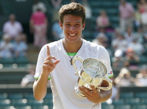 Gianluigi Quinzi cu trofeul de la Wimbledon, cîştigat anul acesta, în turneul juniorilor Foto: Reuters