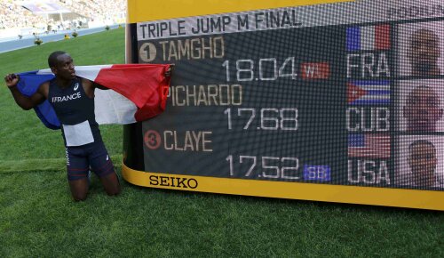 Teddy Tamgho şi tabela care îi arată performanţa de ieri // Foto: Reuters