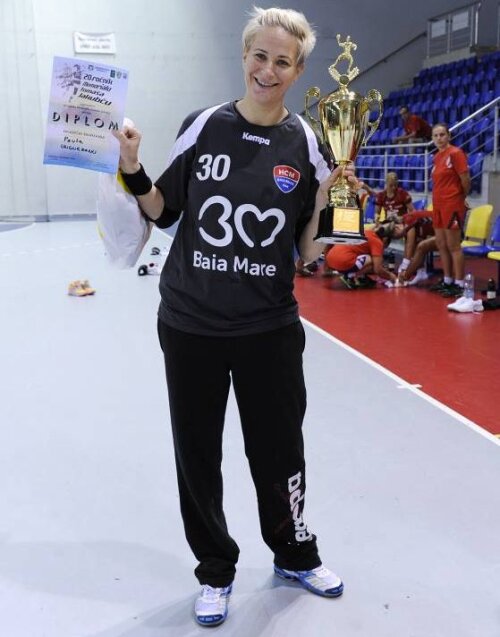 Paula Ungureanu cu trofeul oferit locului 2