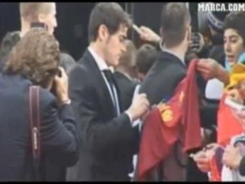 Casillas dînd autograf pe un tricou al Barcelonei, în trecut