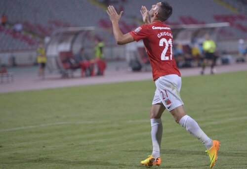 Dragoş Grigore şi încă partenerul său din defensiva 