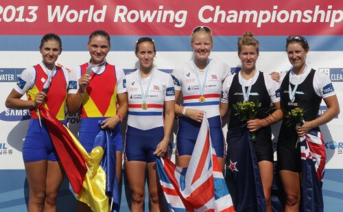 Roxana Cogianu (prima din stînga) şi Nicoleta Albu, pe podium alături de fetele din SUA şi Noua Zeelandă, la Chungju // Foto: Getty Images Gulliver