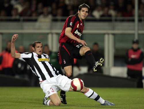 Kaka (dreapta) va reedita duelurile cu Chiellini din derbyurile Milan - Juventus