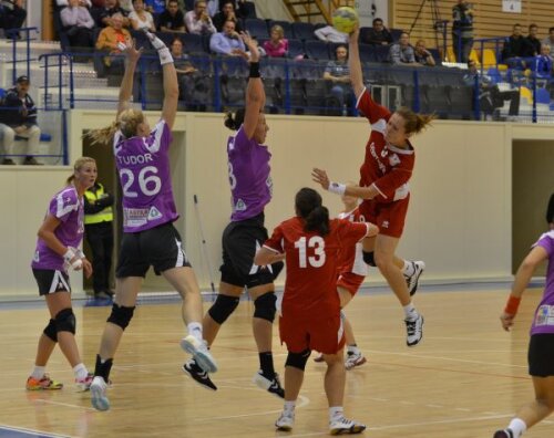 Braşovencele (în mov) au excelat în apărare, atunci cînd pe teren au fost titularele. Carmen Cartaş, fostul golgeter al campionatului, a găsit greu calea spre gol Foto: Bogdan Balaş (Braşov)