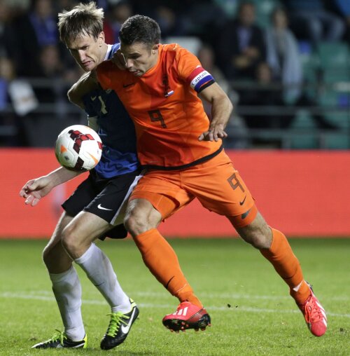 Van Persie (dreapta) a înscris al 36-lea gol pentru Olanda // Foto: Reuters