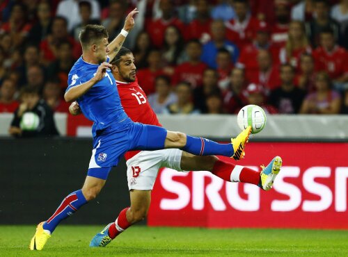 Gudmundsson (albastru) a înscris 3 goluri la Berna // Foto: Reuters