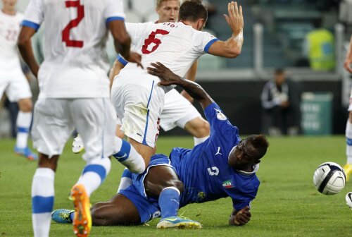 Deși pare la pămînt, Balotelli a contribuit cu un gol la victoria Italiei
