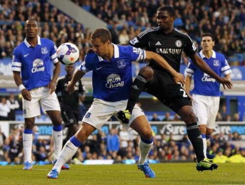 Eto'o, dreapta, în duel cu Jagielka, a făcut totul bine. Pînă la finalizare
Foto: Reuters