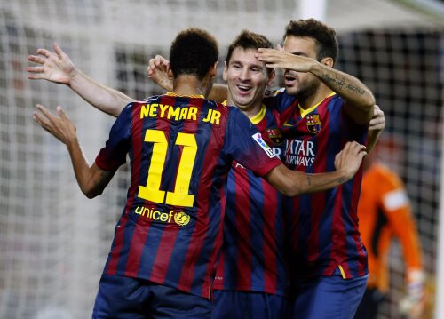 Lionel Messi, Fabregas și Neymar celebrînd golurile cu Sevilla, foto: reuters
