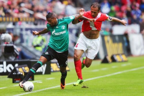 Înscria la Milan, o face şi la Schalke. Boateng (stînga) și-a dovedit eficacitatea și în deplasarea de la Mainz