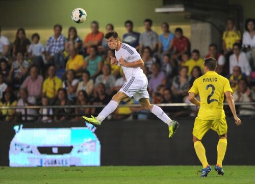 Bale (în alb) pluteşte admirat de adversarul său, Mario, fundaşul lui Villarreal
Foto: Guliver/GettyImages