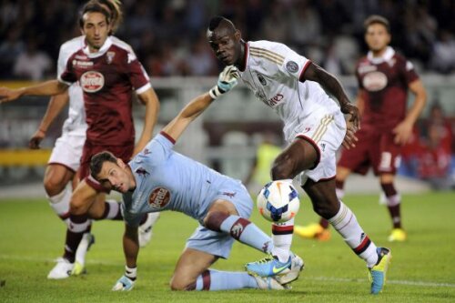 Balotelli, în alb, nu l-a putut învinge pe portarul torinez Padelli decît din penalty
Foto: Reuters